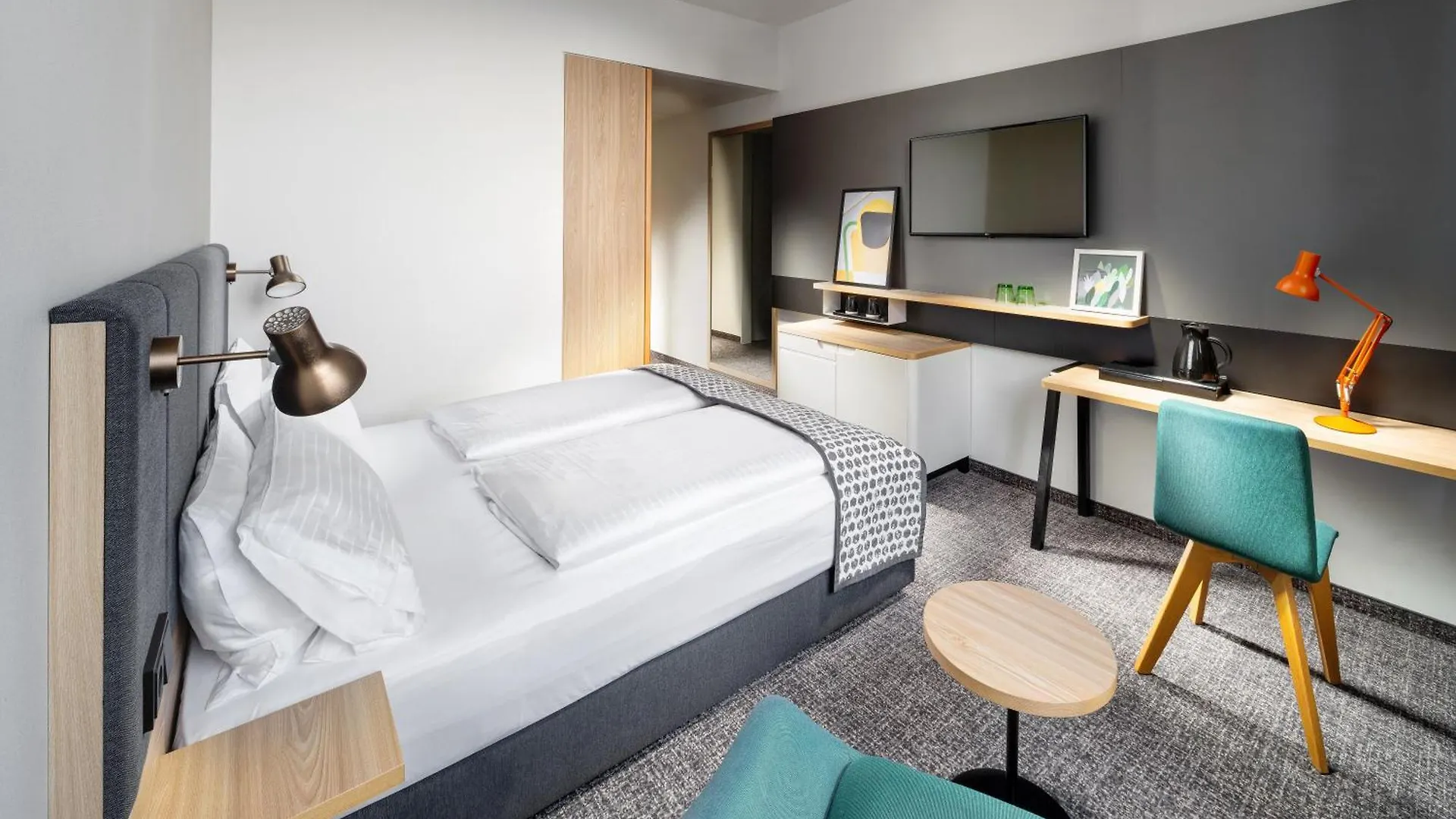 Clarion Hotel Vienna South 4*,